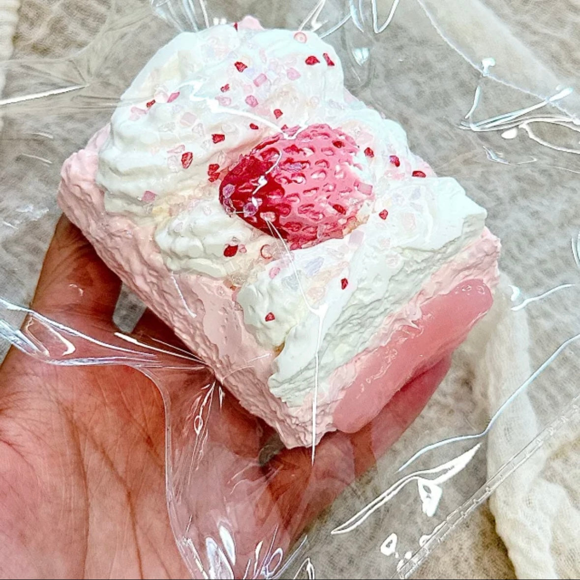 DAMIスクイーズ　 いちごクリーム入りとろけるパン 轻奶油