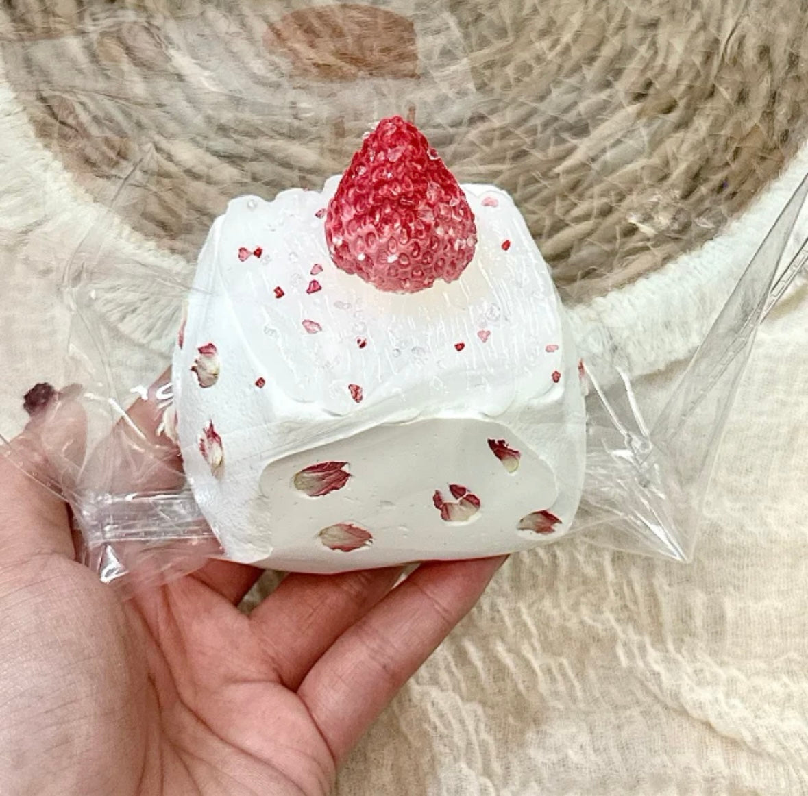 DAMIスクイーズ　いちごスクエアケーキ 乳膏泥