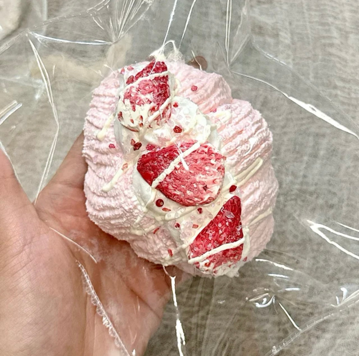DAMIスクイーズ　いちごクリームクロワッサン　乳膏泥