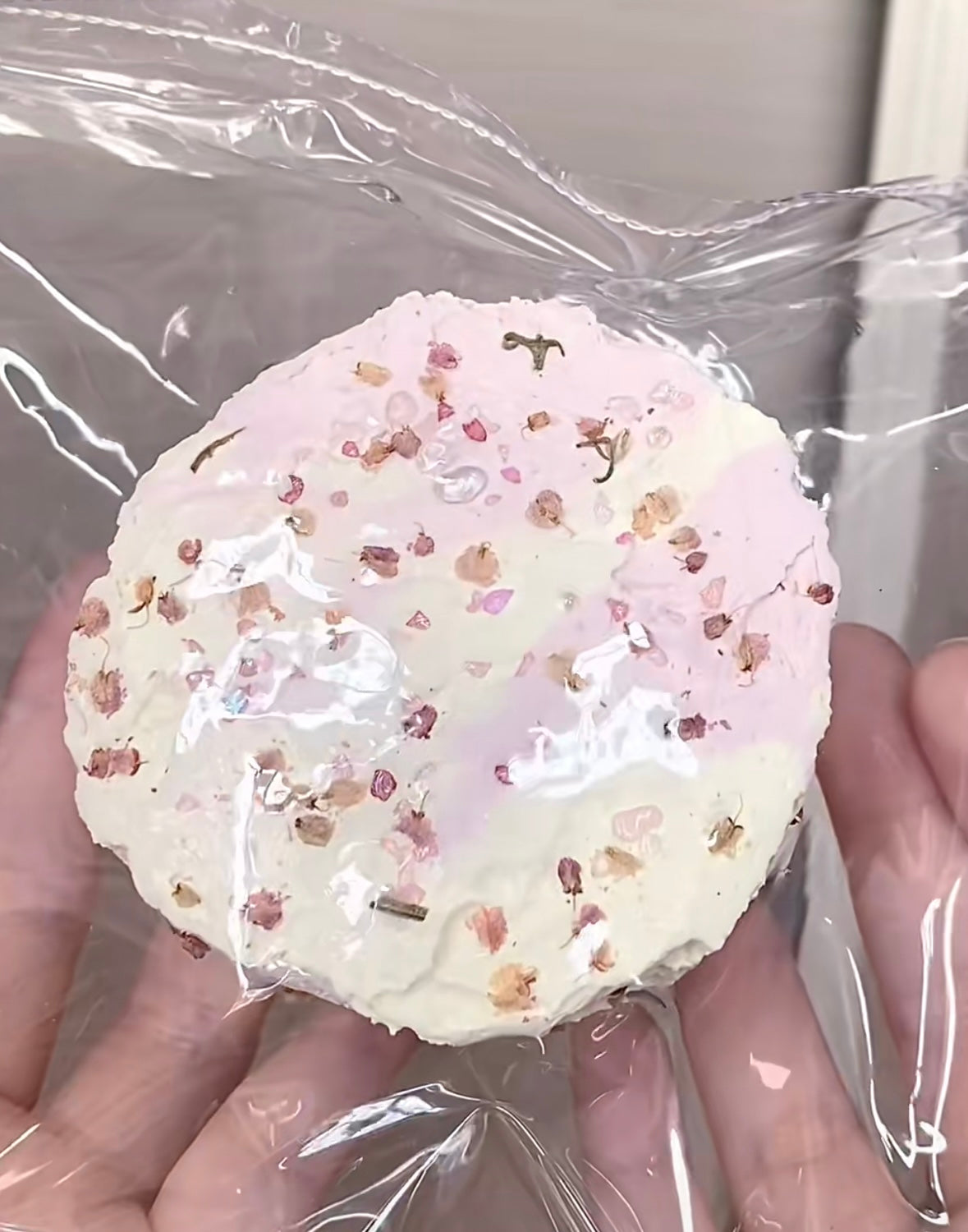 k5o  kooooo ローズシリーズ　スクイーズ　丸いケーキ 花びら あり　シール付き
