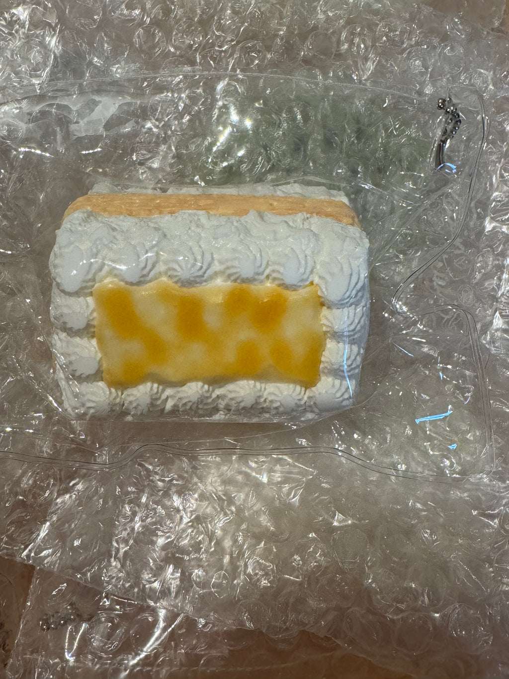 kevin スクイーズ　四角いカステラのクリームケーキ