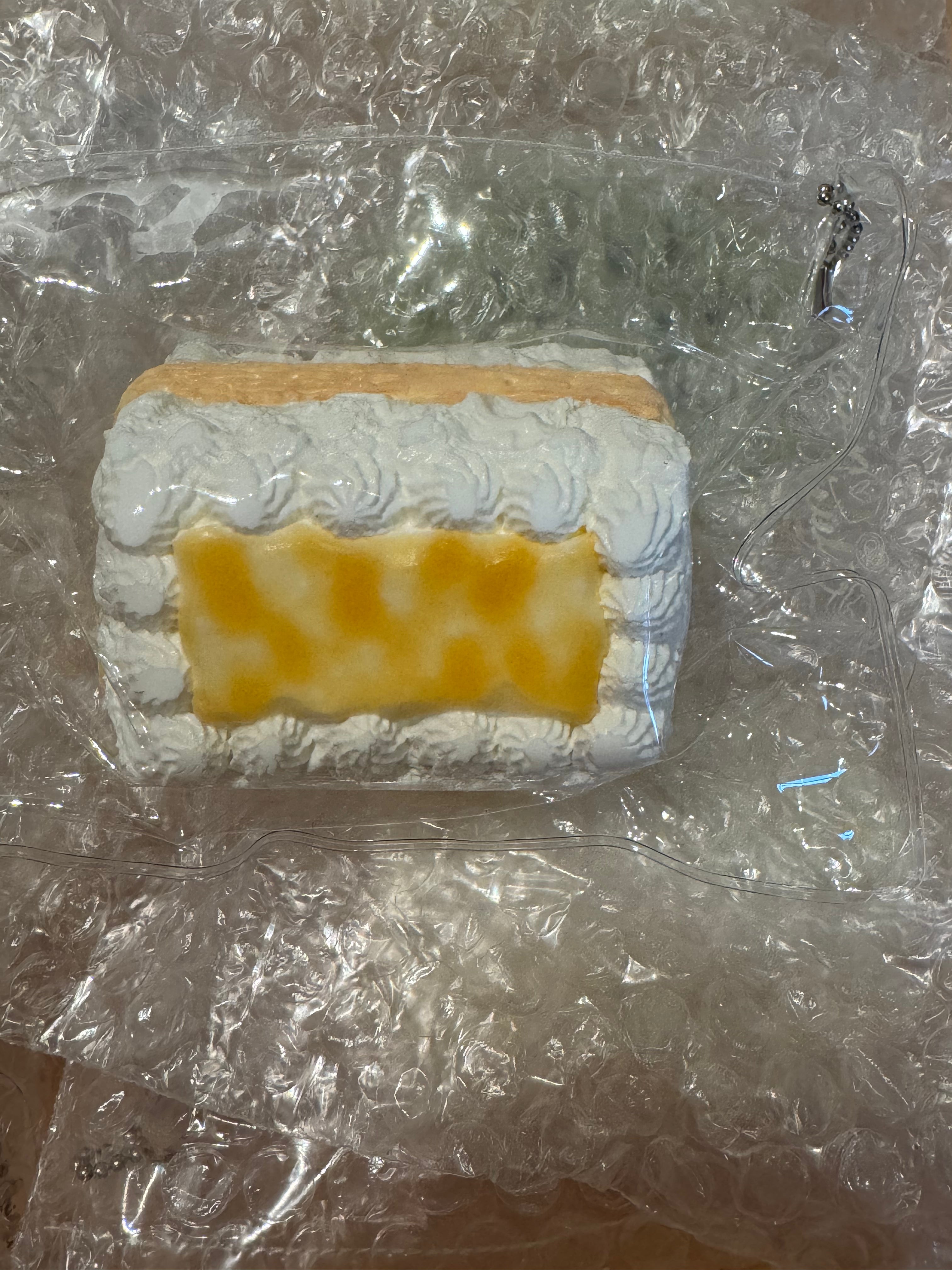 kevin スクイーズ　四角いカステラのクリームケーキ