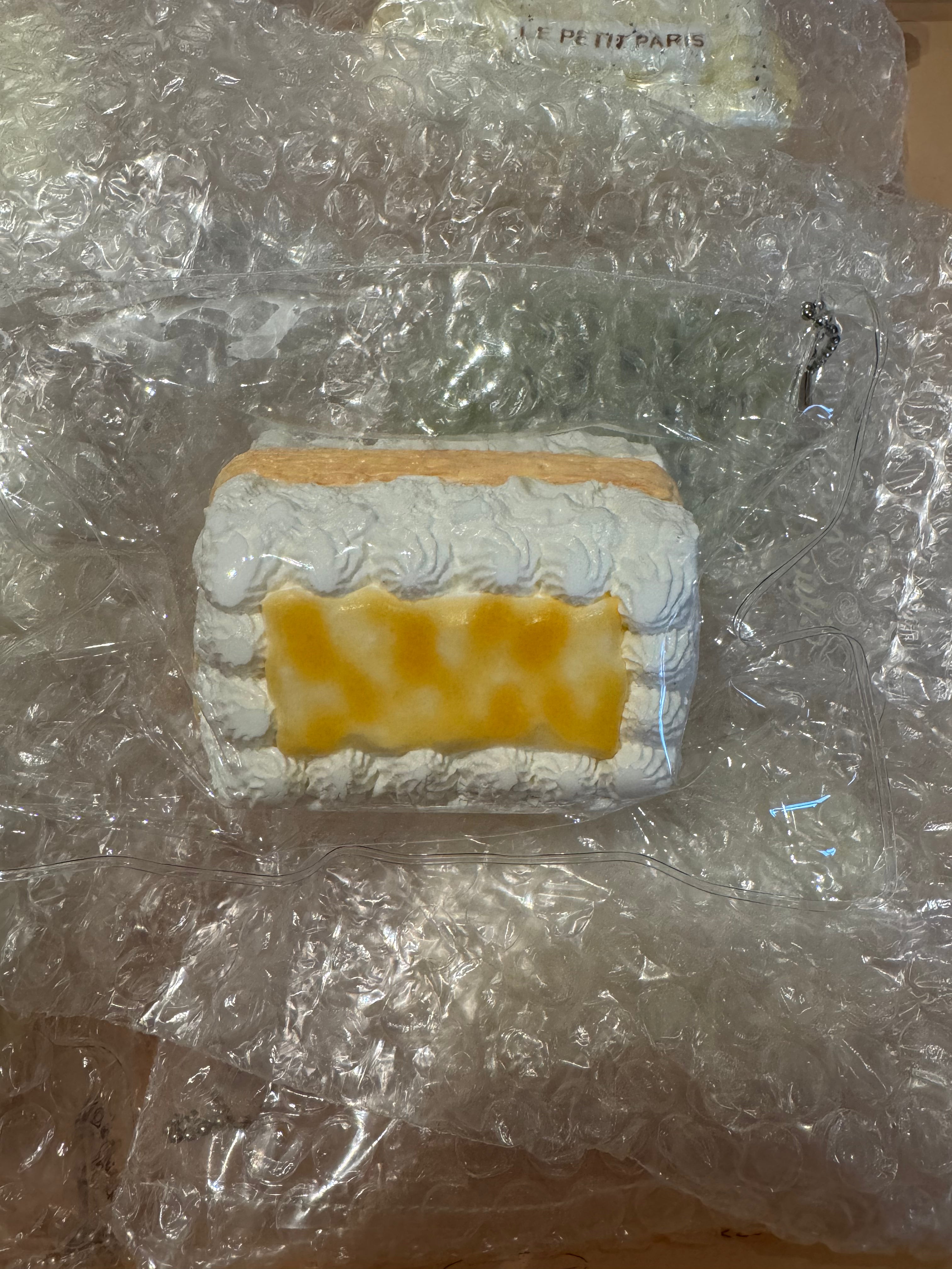 kevin スクイーズ　四角いカステラのクリームケーキ